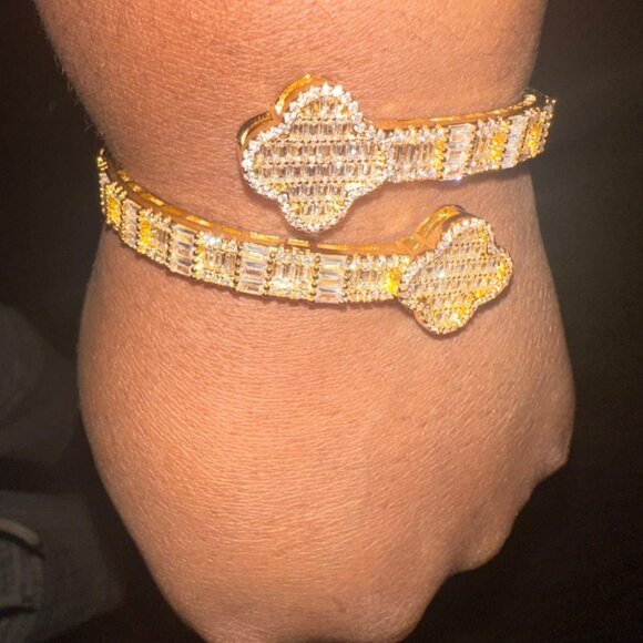 NEIMAN MARCUS Four-Leaf Lucky Bangle Bracelet - Picture 4 of 5